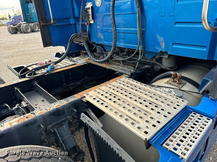 image for item DT2129 2015 Volvo VNL semi truck