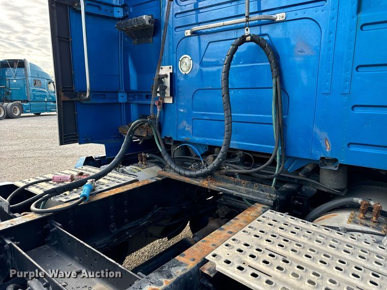 image for item DT2129 2015 Volvo VNL semi truck