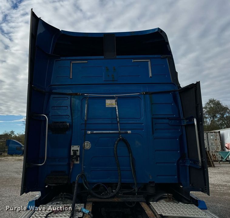 image for item DT2129 2015 Volvo VNL semi truck