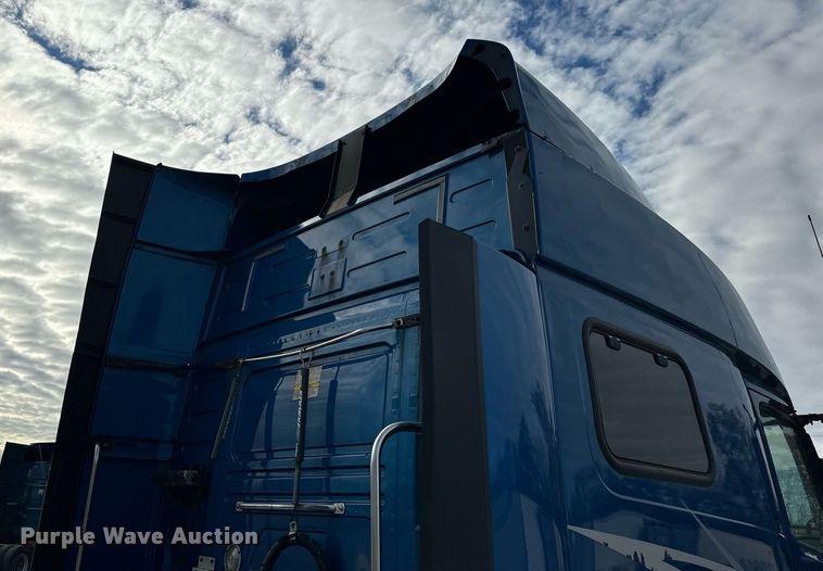 image for item DT2129 2015 Volvo VNL semi truck