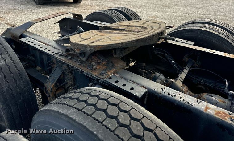 image for item DT2129 2015 Volvo VNL semi truck