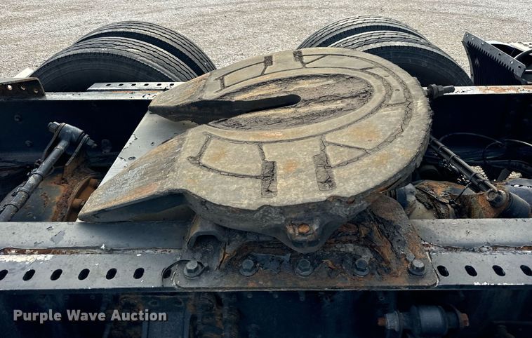 image for item DT2129 2015 Volvo VNL semi truck