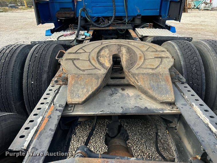 image for item DT2129 2015 Volvo VNL semi truck