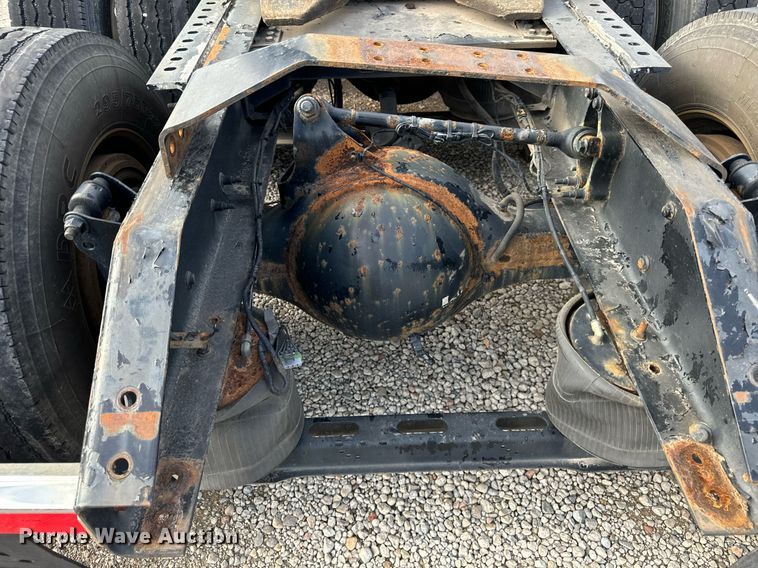 image for item DT2129 2015 Volvo VNL semi truck