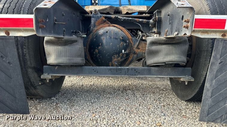 image for item DT2129 2015 Volvo VNL semi truck