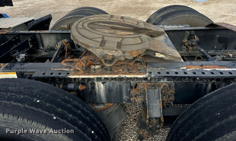 image for item DT2129 2015 Volvo VNL semi truck