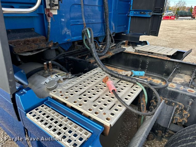 image for item DT2129 2015 Volvo VNL semi truck