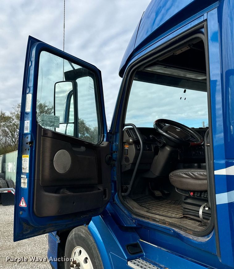 image for item DT2129 2015 Volvo VNL semi truck