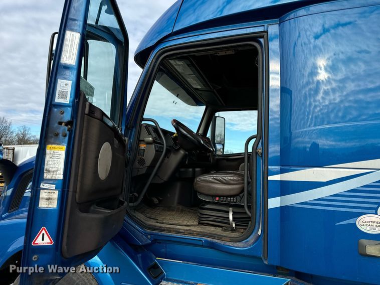 image for item DT2129 2015 Volvo VNL semi truck