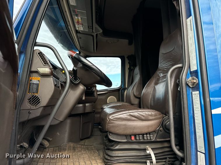 image for item DT2129 2015 Volvo VNL semi truck