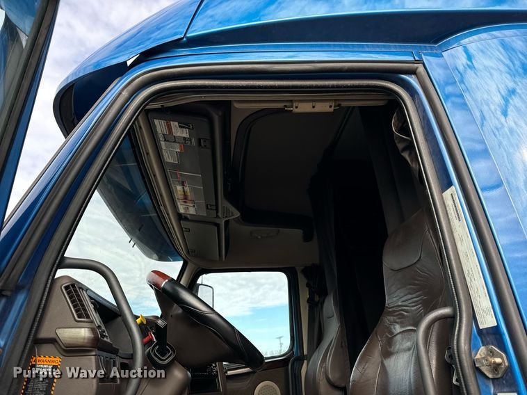 image for item DT2129 2015 Volvo VNL semi truck