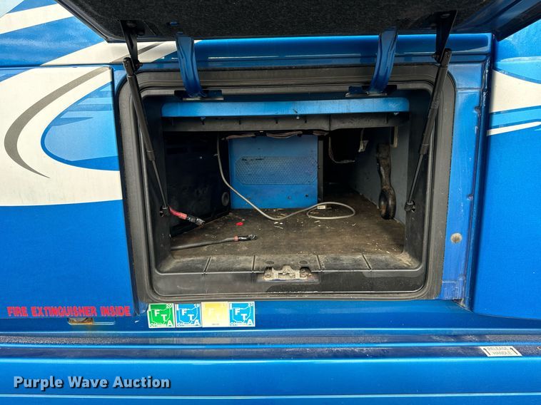 image for item DT2129 2015 Volvo VNL semi truck