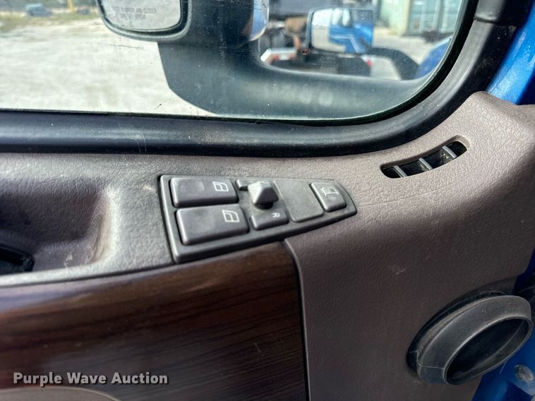 image for item DT2129 2015 Volvo VNL semi truck