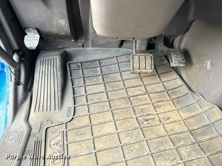 image for item DT2129 2015 Volvo VNL semi truck