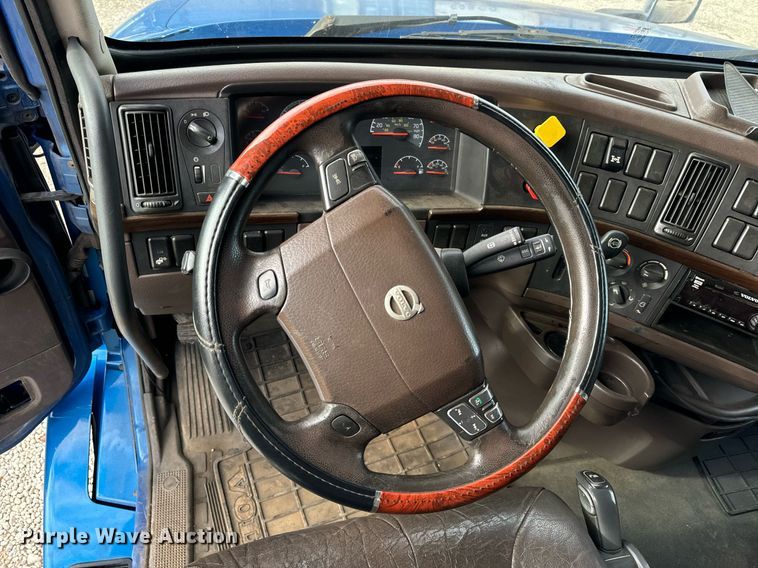 image for item DT2129 2015 Volvo VNL semi truck