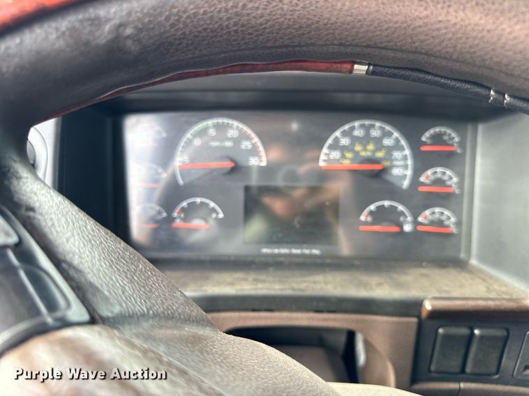 image for item DT2129 2015 Volvo VNL semi truck