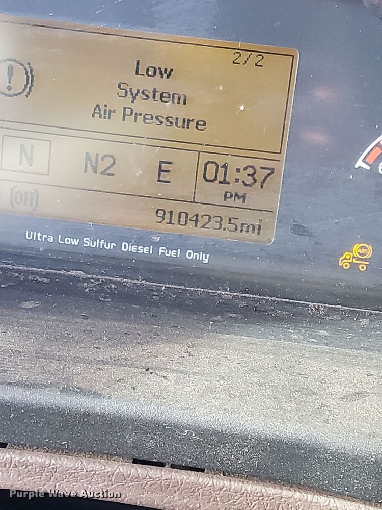 image for item DT2129 2015 Volvo VNL semi truck