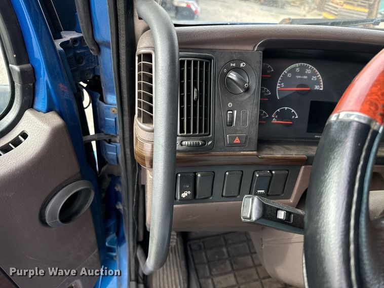 image for item DT2129 2015 Volvo VNL semi truck