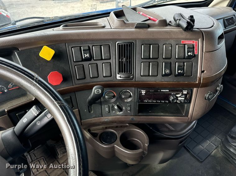 image for item DT2129 2015 Volvo VNL semi truck