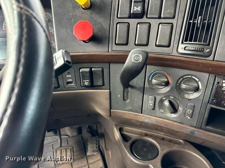 image for item DT2129 2015 Volvo VNL semi truck