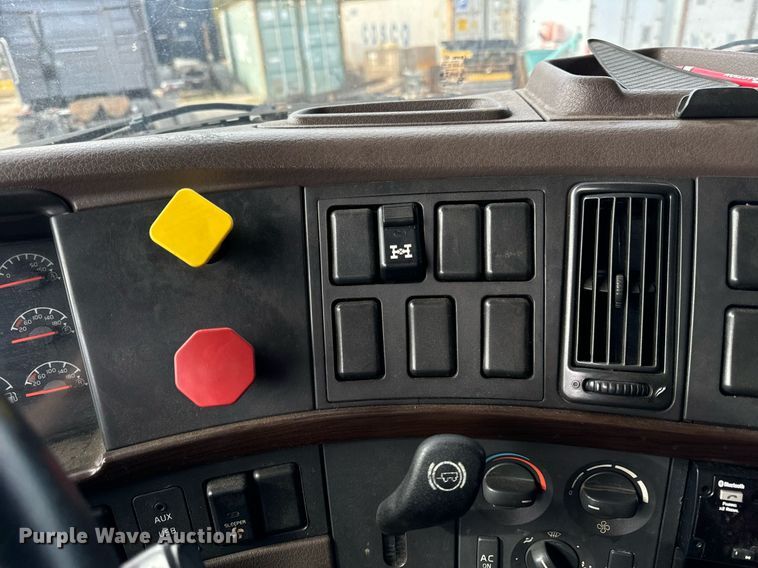 image for item DT2129 2015 Volvo VNL semi truck