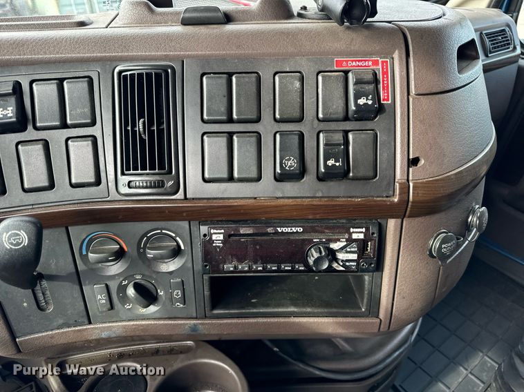 image for item DT2129 2015 Volvo VNL semi truck