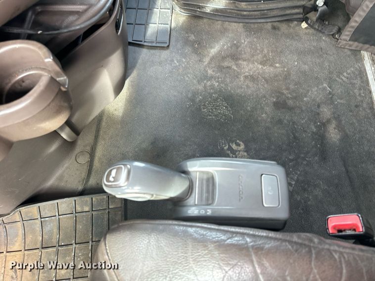 image for item DT2129 2015 Volvo VNL semi truck