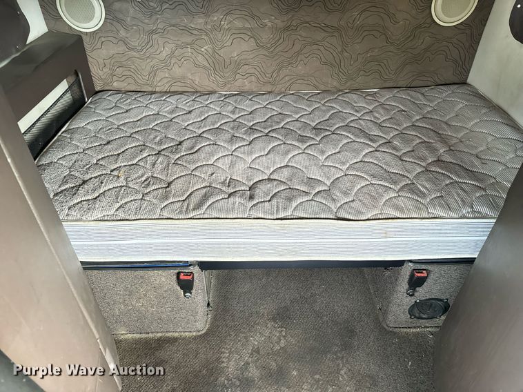 image for item DT2129 2015 Volvo VNL semi truck