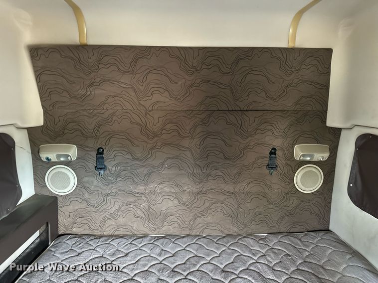 image for item DT2129 2015 Volvo VNL semi truck