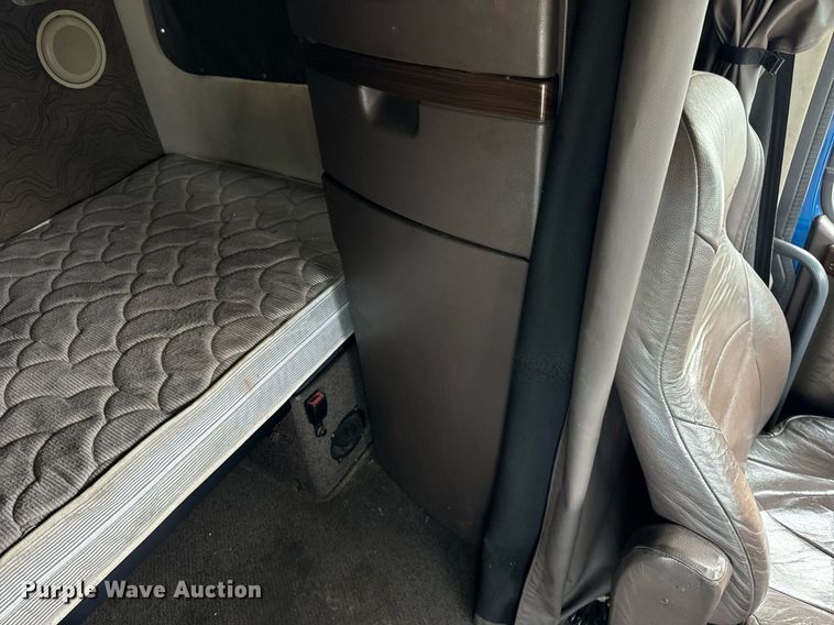 image for item DT2129 2015 Volvo VNL semi truck