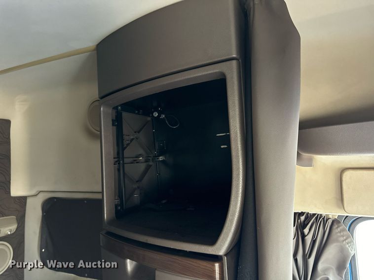 image for item DT2129 2015 Volvo VNL semi truck