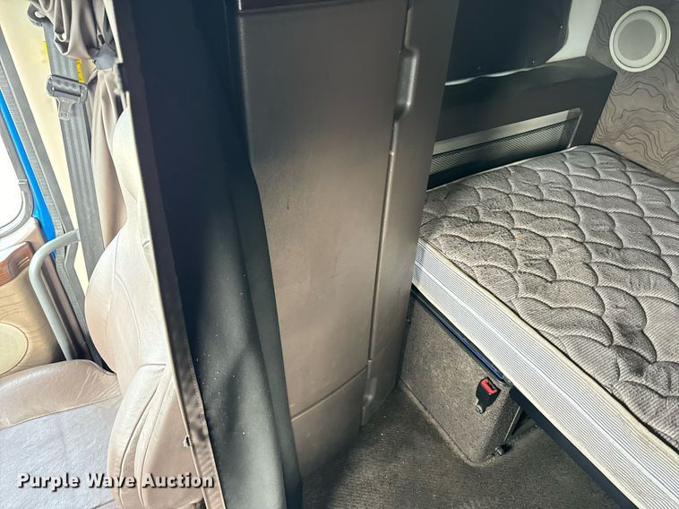 image for item DT2129 2015 Volvo VNL semi truck