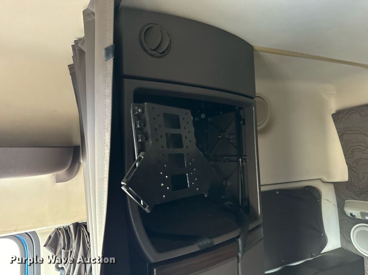 image for item DT2129 2015 Volvo VNL semi truck