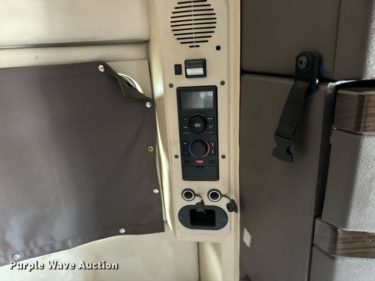 image for item DT2129 2015 Volvo VNL semi truck