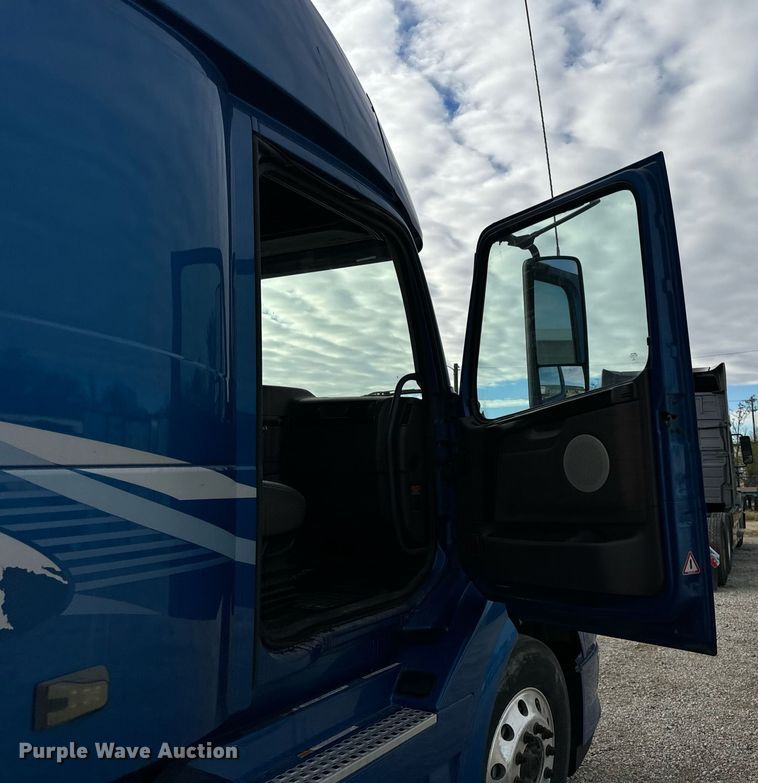 image for item DT2129 2015 Volvo VNL semi truck