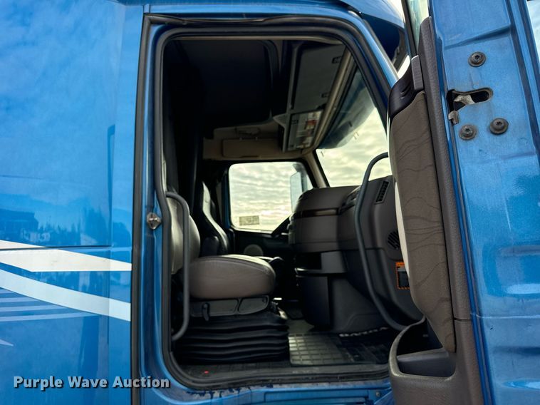 image for item DT2129 2015 Volvo VNL semi truck
