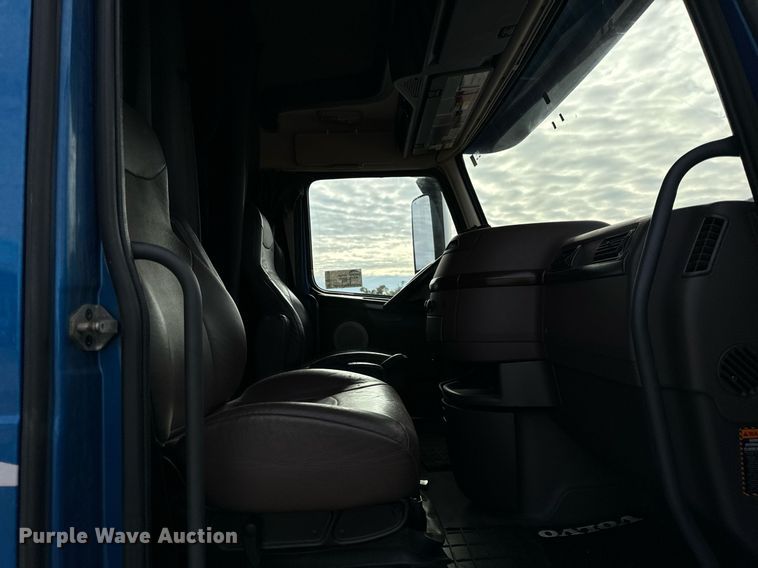 image for item DT2129 2015 Volvo VNL semi truck