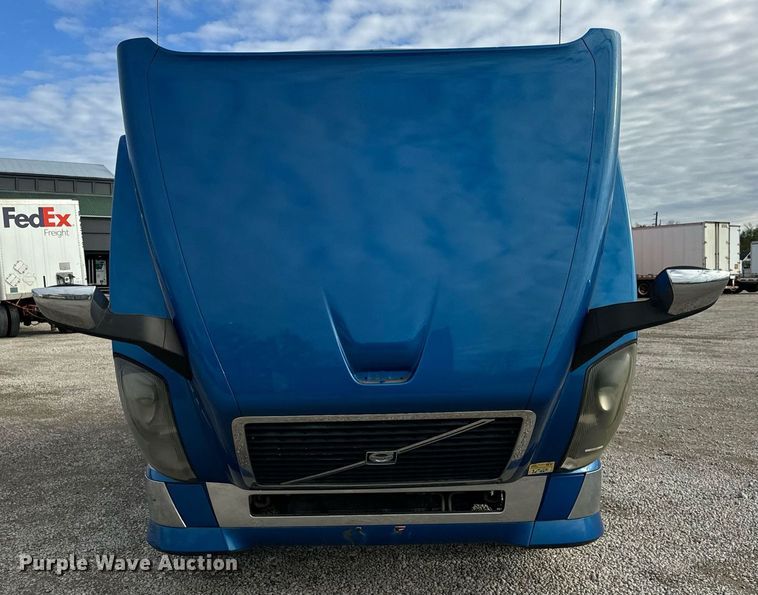 image for item DT2129 2015 Volvo VNL semi truck