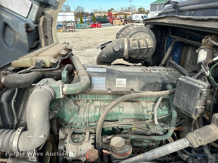 image for item DT2129 2015 Volvo VNL semi truck