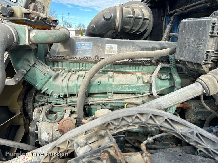 image for item DT2129 2015 Volvo VNL semi truck