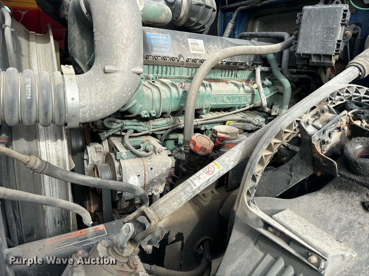 image for item DT2129 2015 Volvo VNL semi truck