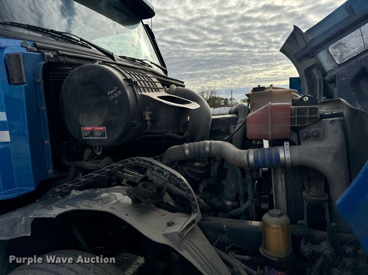 image for item DT2129 2015 Volvo VNL semi truck