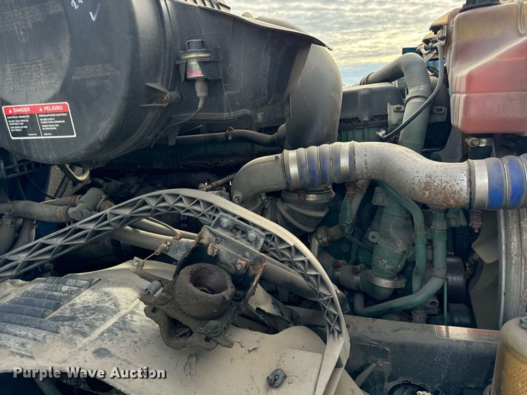 image for item DT2129 2015 Volvo VNL semi truck