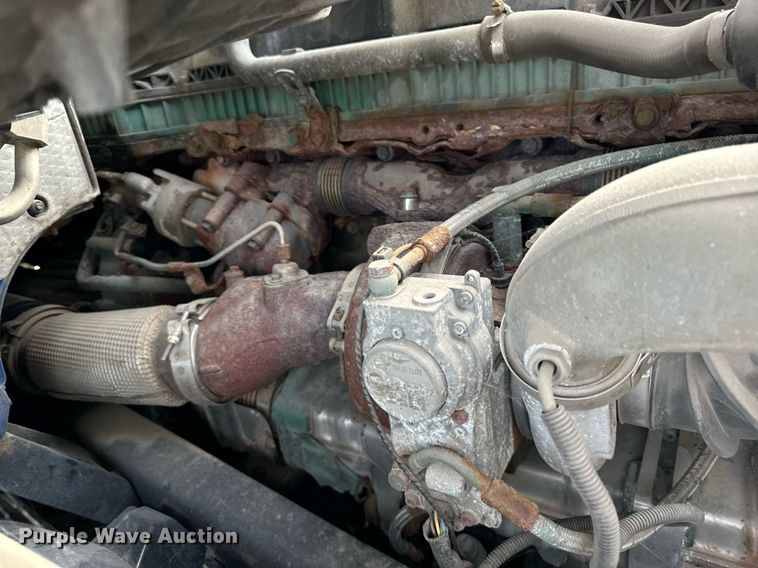 image for item DT2129 2015 Volvo VNL semi truck