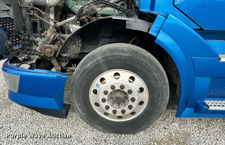 image for item DT2129 2015 Volvo VNL semi truck