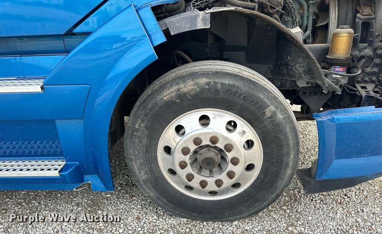 image for item DT2129 2015 Volvo VNL semi truck