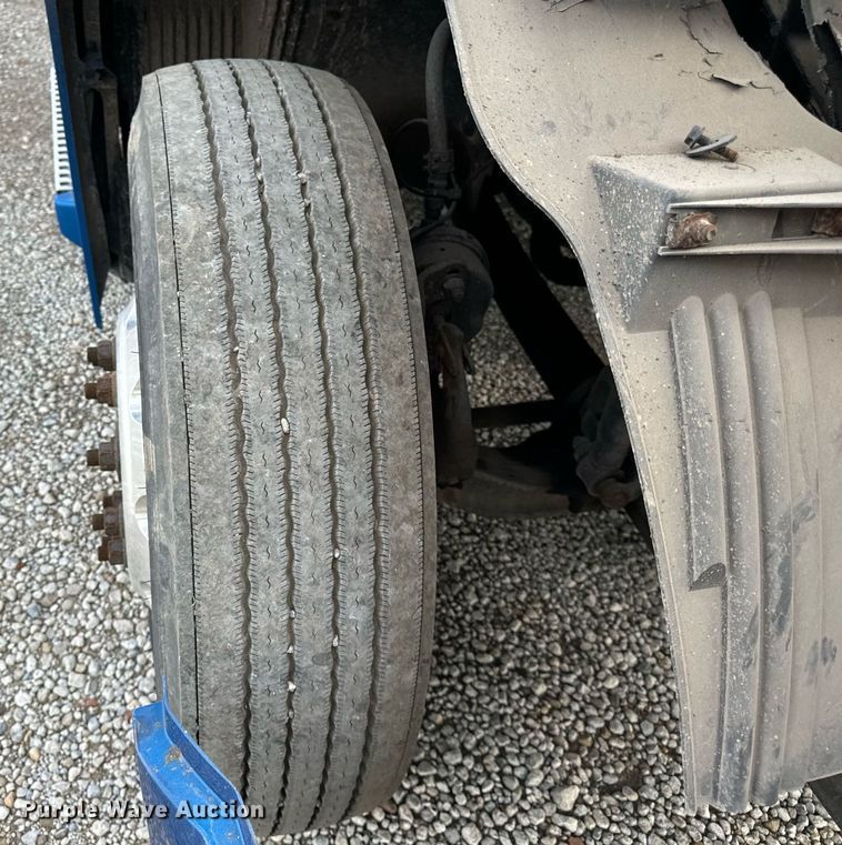 image for item DT2129 2015 Volvo VNL semi truck