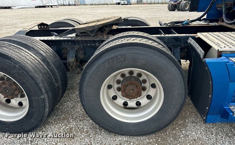 image for item DT2129 2015 Volvo VNL semi truck