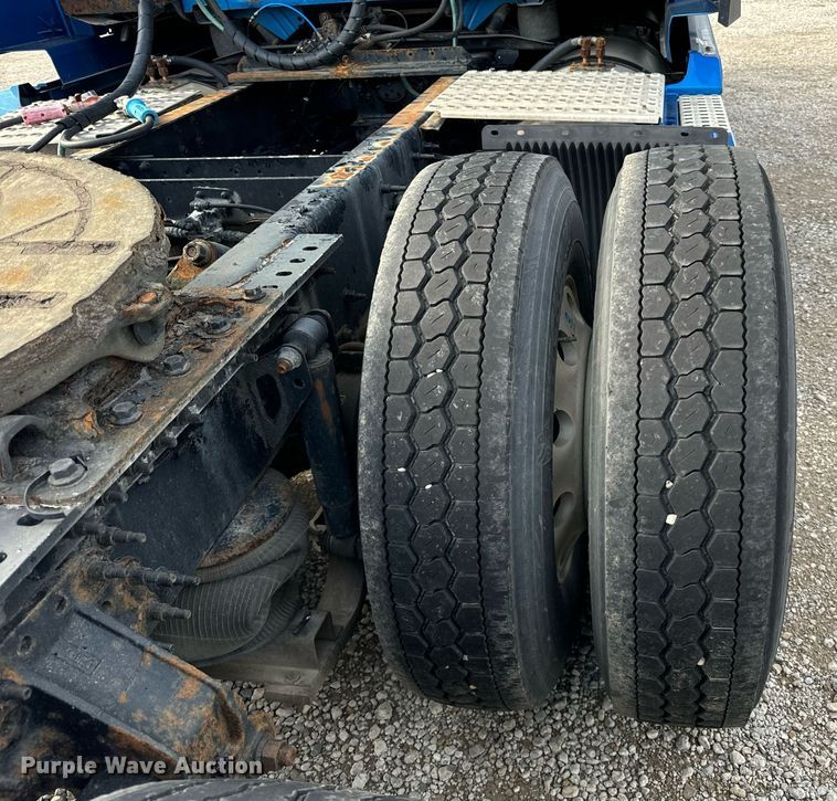 image for item DT2129 2015 Volvo VNL semi truck