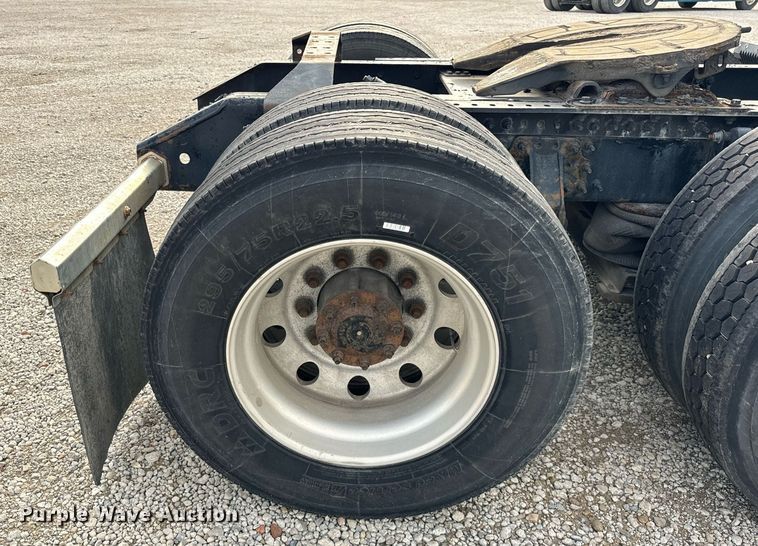 image for item DT2129 2015 Volvo VNL semi truck